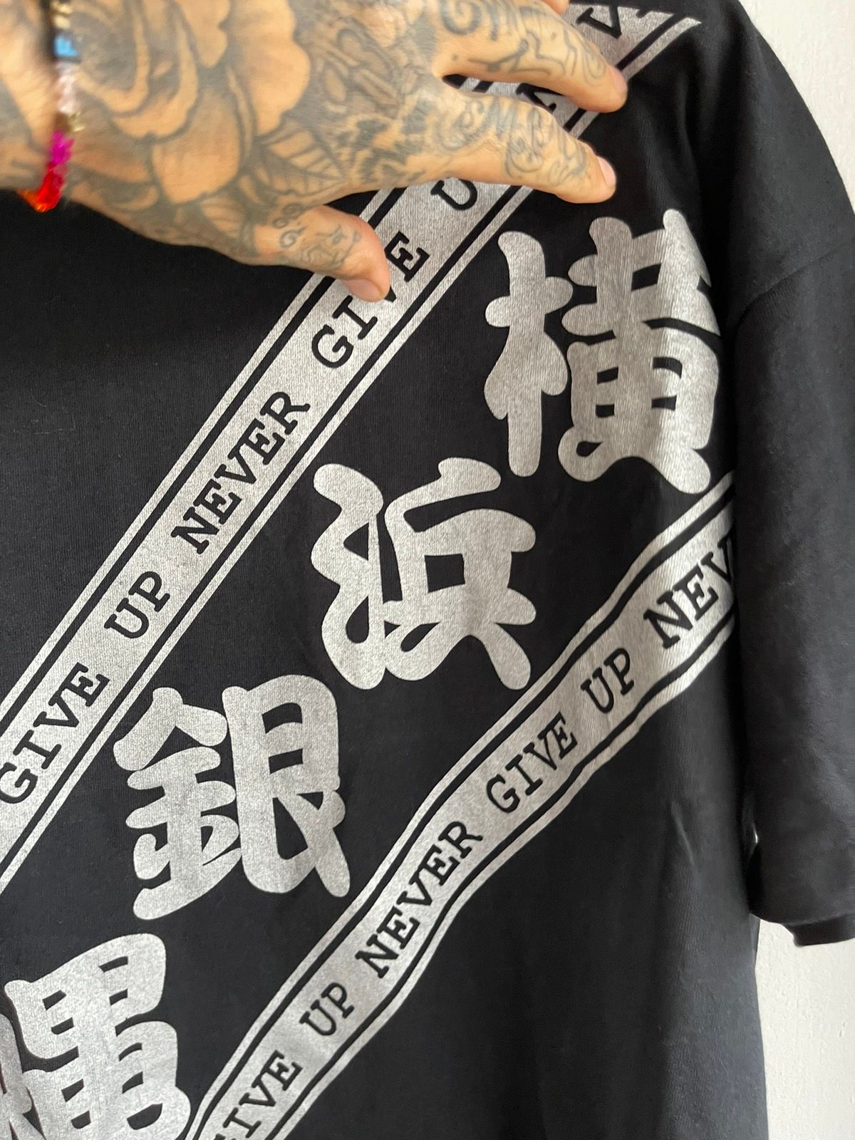 Vintage 2000s Chinnese NEVER GIVE UP Shirt